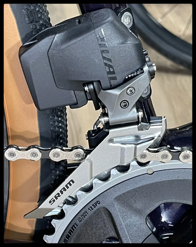 Giant Revolt Advanced Pro 1Gloss Black Currant Medium 2023-7